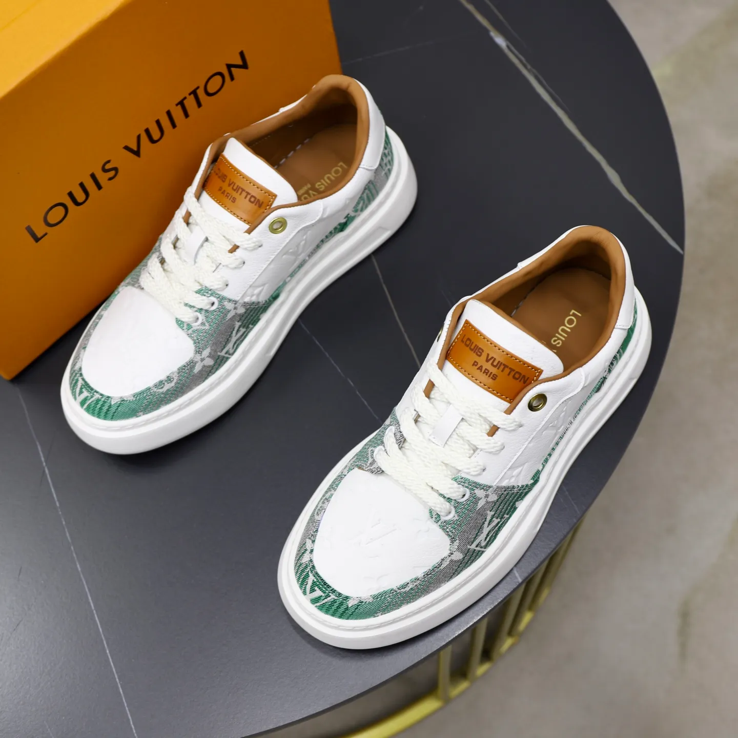 Ex-factory price: 480💰🙅‍♂️🙅‍♂️🙅‍♂️ Brand: LV Louis Vuitton Standard code: 38-44 (45 customized) Grade: Same as the official website Material: Original fabric Comfortable cowhide lining Increased lightness, wear-resistant and soft outsole Style category: Men's fashionable casual shoes Running sneakers Distinguished luxury brand elements Top luxury Color: actual picture color